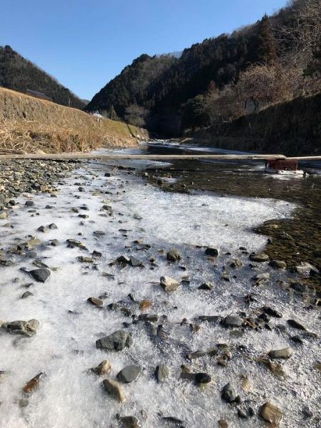 寒波で海田川が凍結